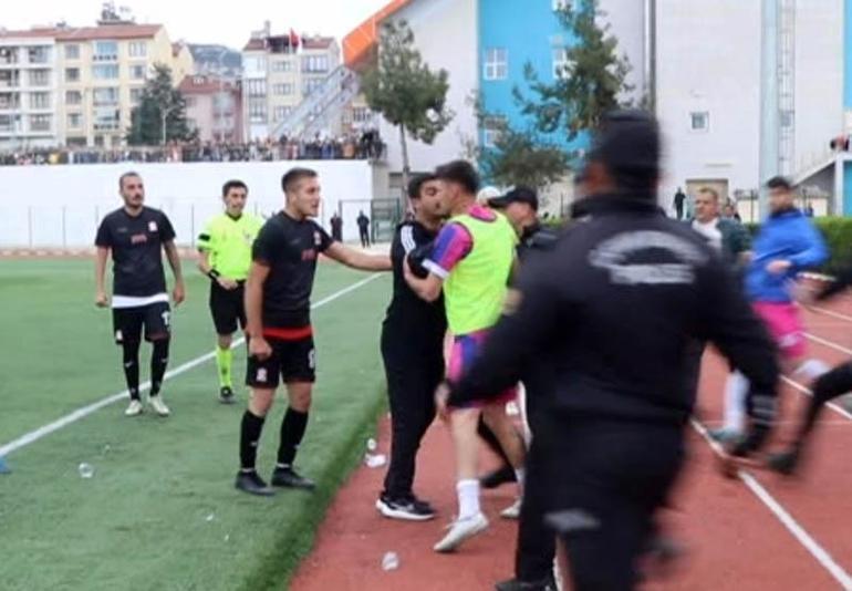 Şampiyonluk maçında futbolcuların kavgasını polis ayırdı