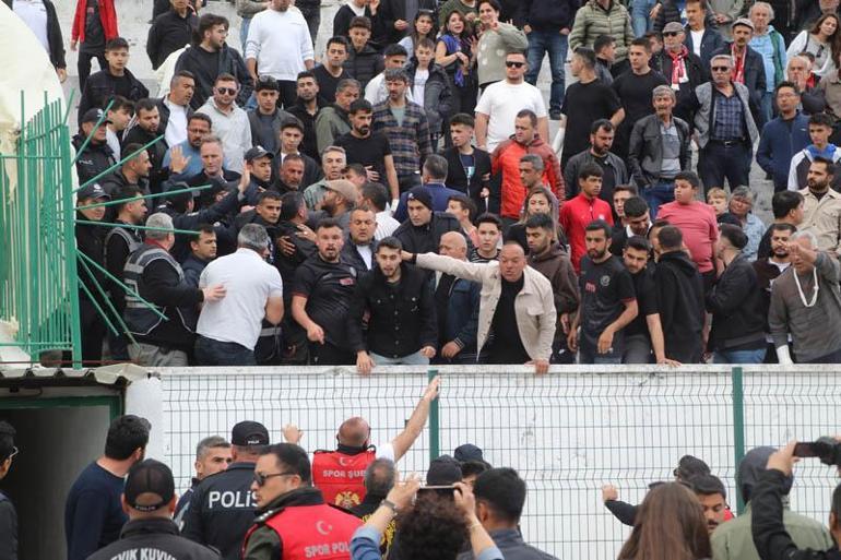 Şampiyonluk maçında futbolcuların kavgasını polis ayırdı