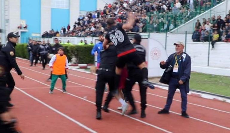 Şampiyonluk maçında futbolcuların kavgasını polis ayırdı