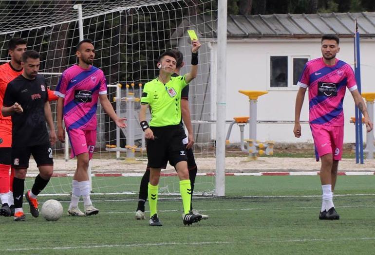 Şampiyonluk maçında futbolcuların kavgasını polis ayırdı