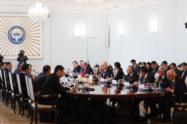 TBMM Başkanı Kurtulmuş, Kırgızistan Jogorku Keneş Başkanı Turgunbek Uulu ile bir araya geldi