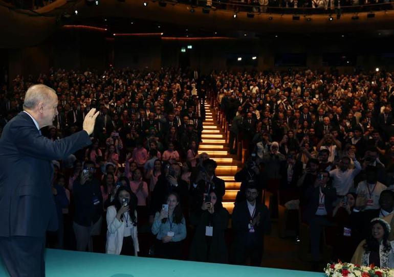 Cumhurbaşkanı Erdoğan: Türkiye’de toplam 4 milyon 33 bin göçmen var