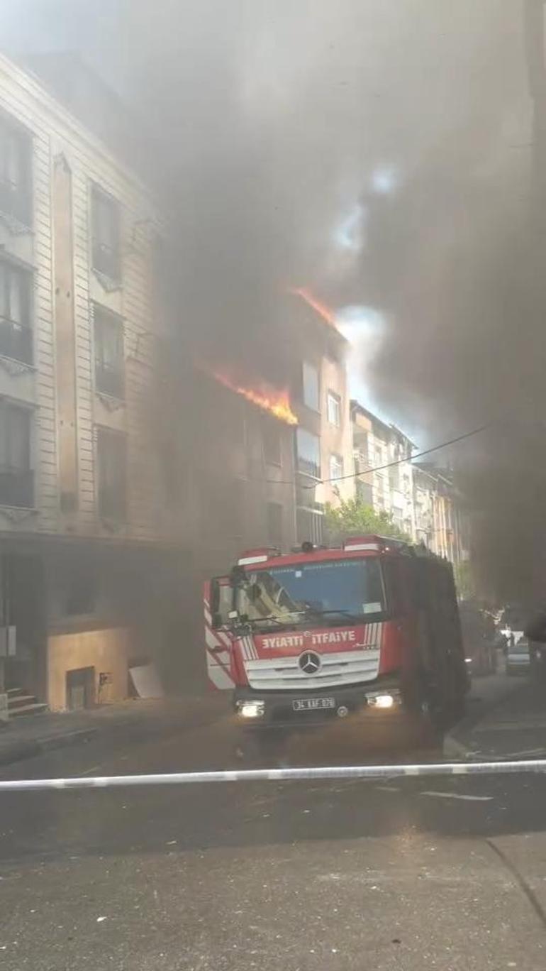 Gaziosmanpaşada 4 katlı binada çıkan yangın söndürüldü