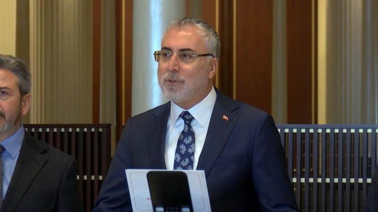 Bakan Işıkhan, 1 Mayıs Fotoğraf Sergisini gezdi