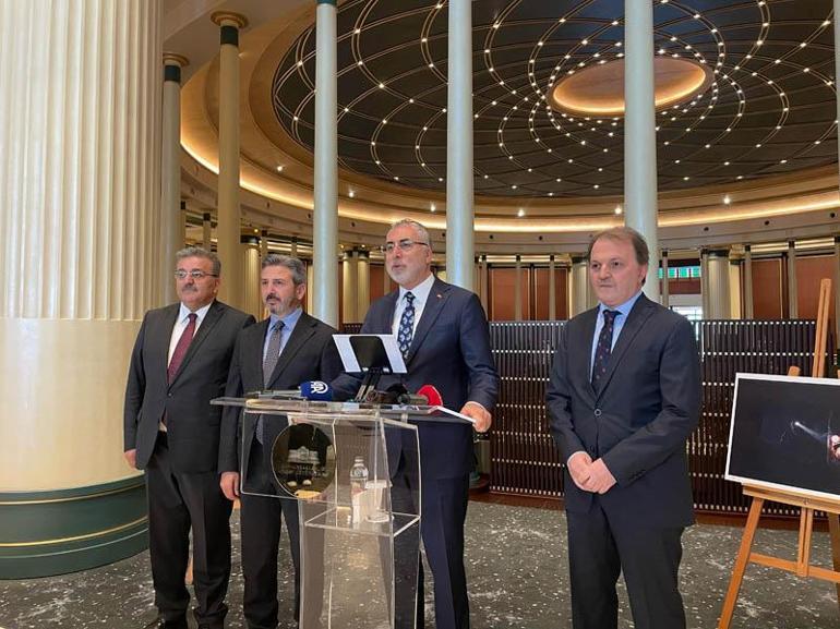 Bakan Işıkhan, 1 Mayıs Fotoğraf Sergisini gezdi