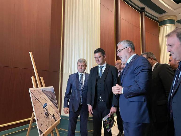 Bakan Işıkhan, 1 Mayıs Fotoğraf Sergisini gezdi