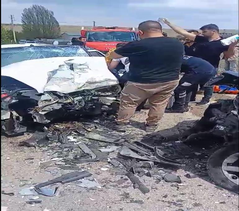 Hafif ticari araçla otomobil kafa kafaya çarpıştı; 1 ölü, 1 yaralı