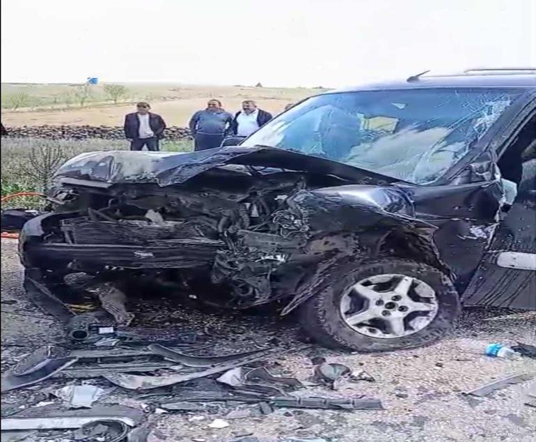 Hafif ticari araçla otomobil kafa kafaya çarpıştı; 1 ölü, 1 yaralı