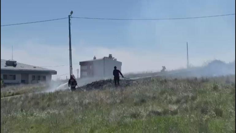 Arnavutköy’de fabrika deposunda başlayan yangın, otluk alana sıçradı