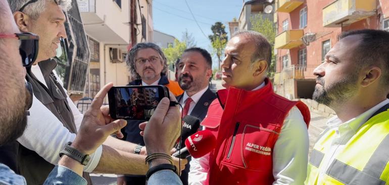 Sancaktepede depremde hasar gören 5 katlı metruk bina kontrollü şekilde yıkıldı