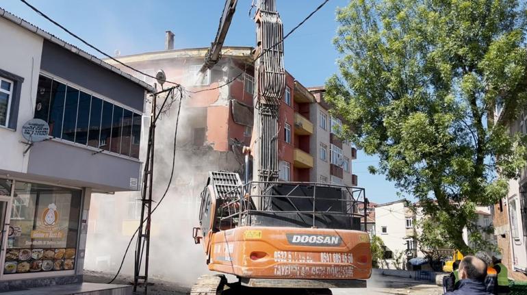 Sancaktepede depremde hasar gören 5 katlı metruk bina kontrollü şekilde yıkıldı