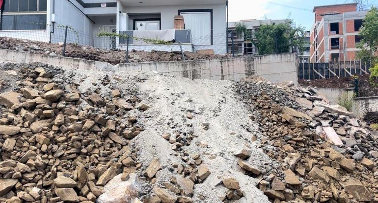 Tahliye edilen binanın önündeki istinat duvarına geçici dolgu