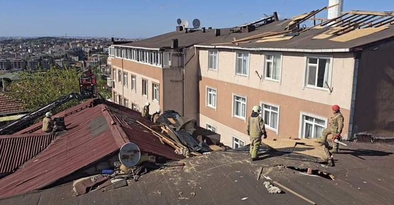 Üsküdarda rüzgar nedeniyle uçan çatı, 2 binanın üzerine düştü