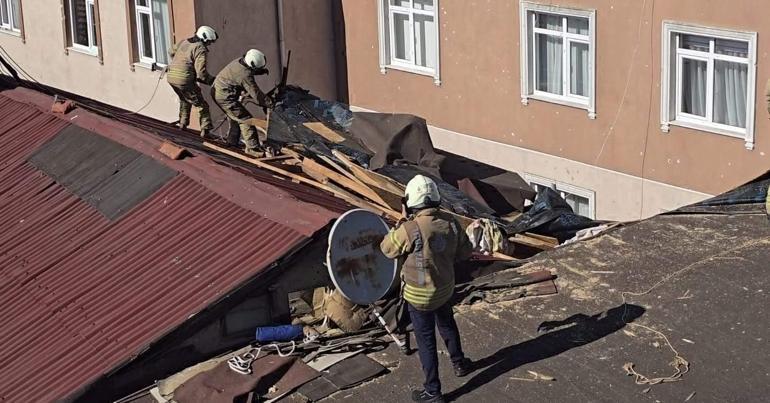 Üsküdarda rüzgar nedeniyle uçan çatı, 2 binanın üzerine düştü
