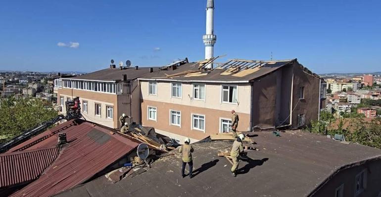 Üsküdarda rüzgar nedeniyle uçan çatı, 2 binanın üzerine düştü