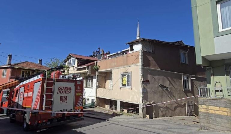 Üsküdarda rüzgar nedeniyle uçan çatı, 2 binanın üzerine düştü
