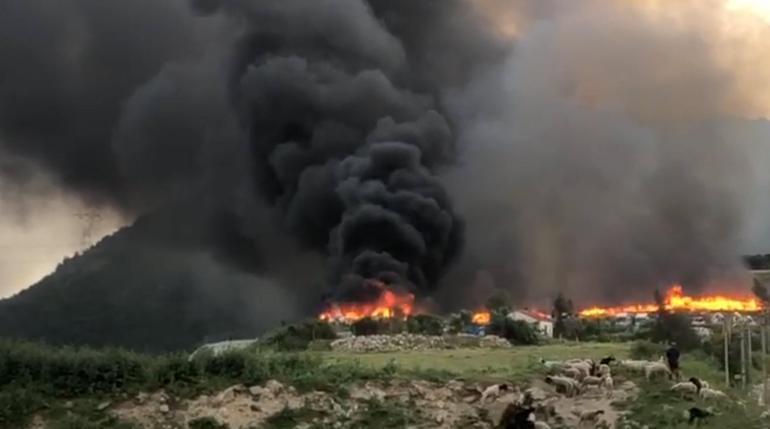 İzmir’de, kaçak döküm sahasında yangın