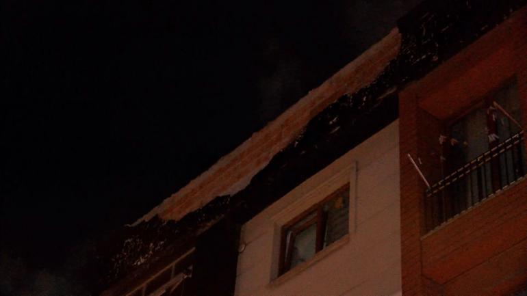 Küçükçekmece’de şiddetli rüzgar nedeniyle bir binanın dış cephesi koptu