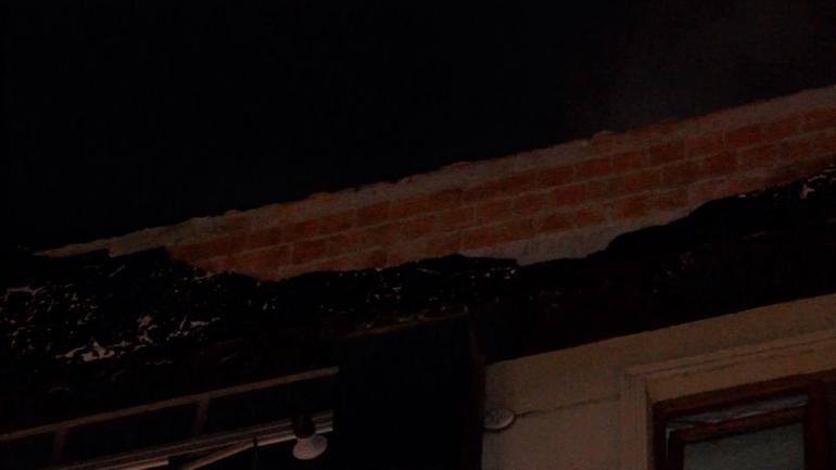 Küçükçekmece’de şiddetli rüzgar nedeniyle bir binanın dış cephesi koptu