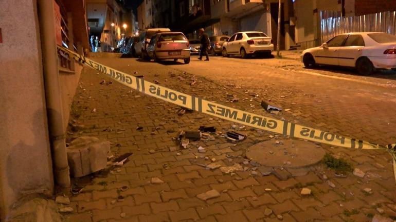 Küçükçekmece’de şiddetli rüzgar nedeniyle bir binanın dış cephesi koptu