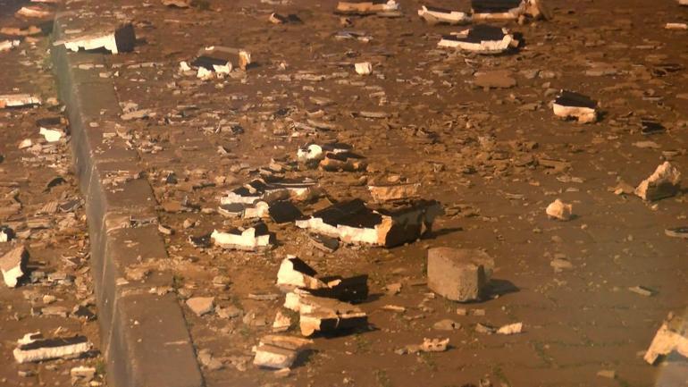 Küçükçekmece’de şiddetli rüzgar nedeniyle bir binanın dış cephesi koptu