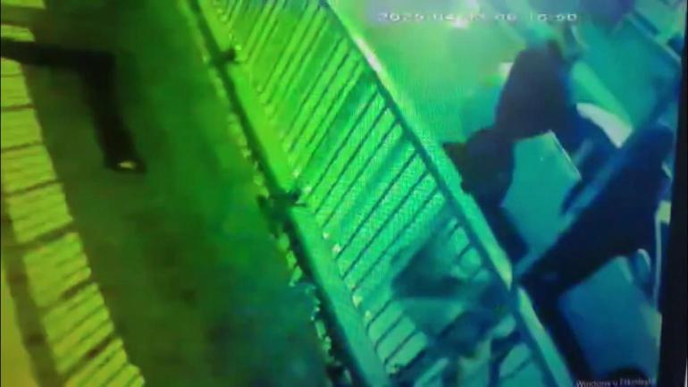 Kartalda park halindeki otomobilden 50 bin lira çalan şüpheliler kamerada