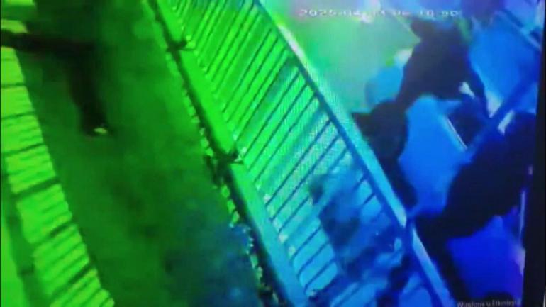 Kartalda park halindeki otomobilden 50 bin lira çalan şüpheliler kamerada