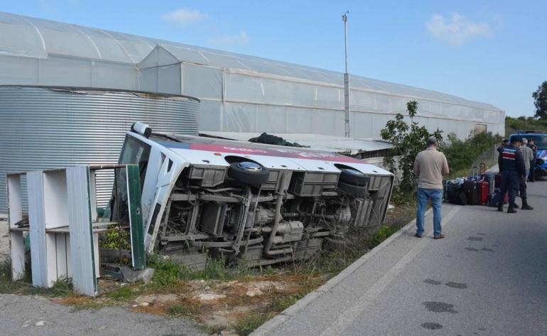 Antalyada tur midibüsü devrildi; 18i turist 19 yaralı