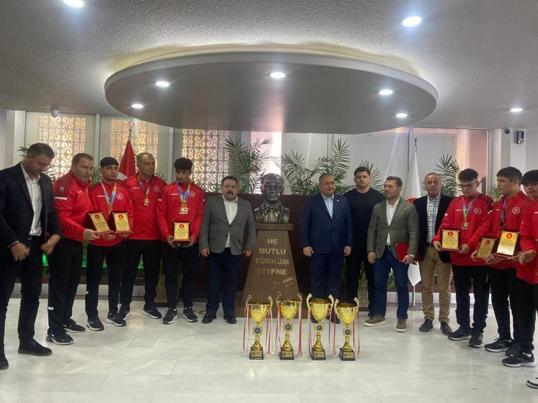 Türkiye şampiyonu ASKİ ve Keçiören Belediyesi Spor Kulübü sporcuları, ödül töreninde bir araya geldi