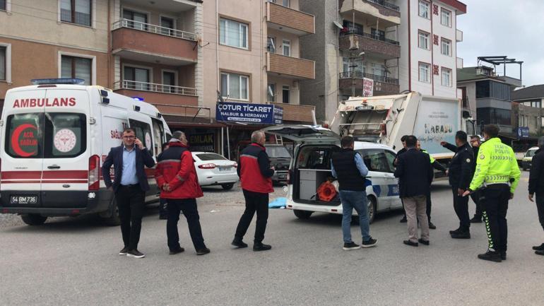 Sakaryada çöp kamyonunun altında kalan yaya öldü; kaza anı kamerada