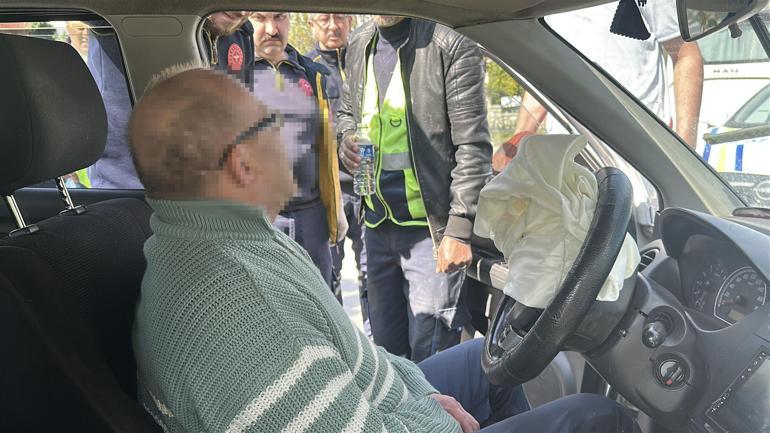 2042ye kadar ehliyetine el konulan sürücü, otomobiliyle park halindeki halk otobüsüne çarptı