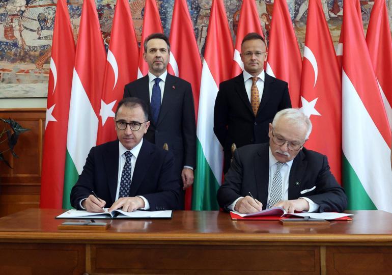 Bakan Bayraktar, Macaristan Dışişleri ve Dış Ticaret Bakanı Szijjarto ile bir araya geldi