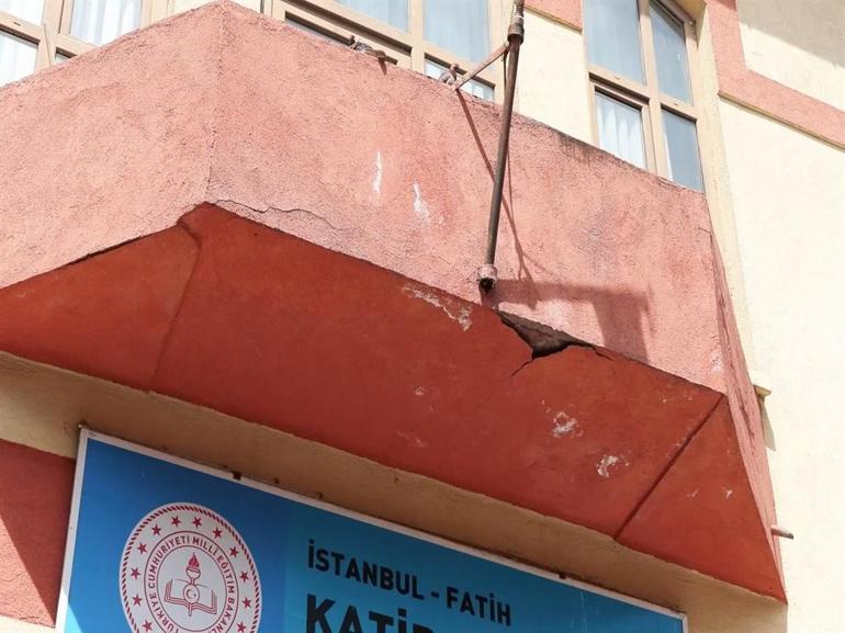 İstanbulda depremin ardından 4 okul tahliye edildi