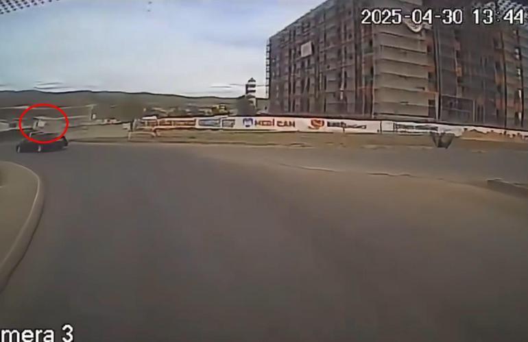 Otomobil refüje çarptığı kaza kamerada