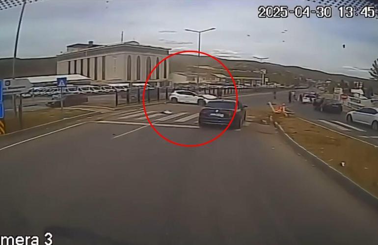 Otomobil refüje çarptığı kaza kamerada