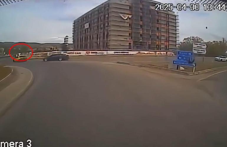 Otomobil refüje çarptığı kaza kamerada