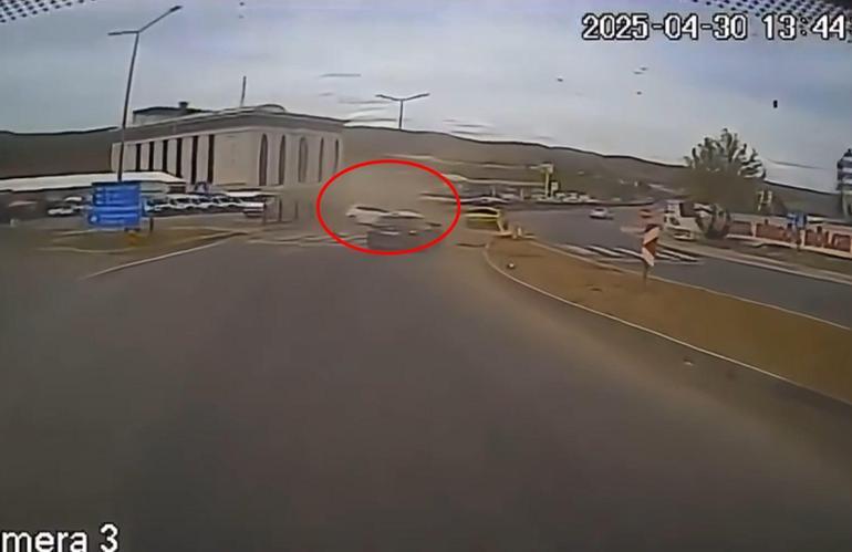 Otomobil refüje çarptığı kaza kamerada