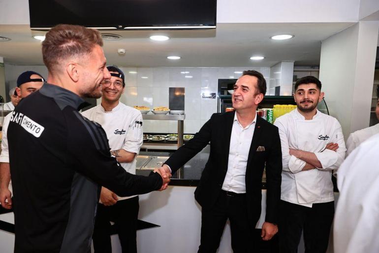Başkan Serdal Adalı, futbol takımıyla buluştu