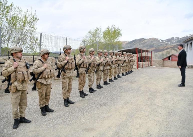Tuncelide 15 yıl önce PKKlılarla çıkan çatışmada şehit olan 5 asker için anma töreni