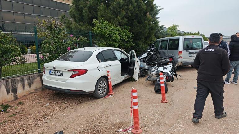 Bursada çarpışan 2 otomobilden 1i, park halindeki 5 motosiklet ile hafif ticari araca çarptı; 4 yaralı