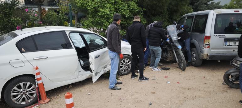 Bursada çarpışan 2 otomobilden 1i, park halindeki 5 motosiklet ile hafif ticari araca çarptı; 4 yaralı