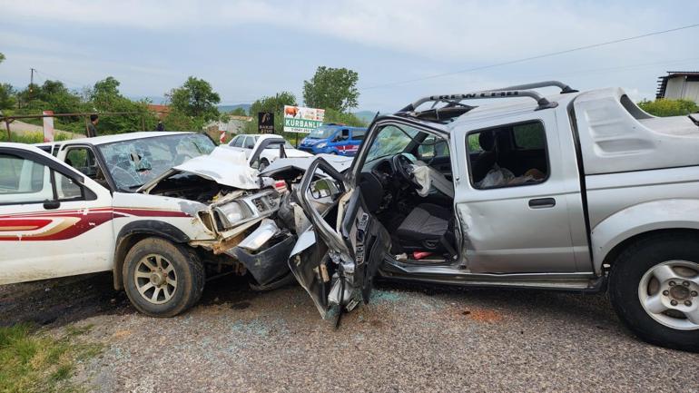 Bursada 2 kamyonetin kafa kafaya çarpışması kamerada; 1 ölü, 3 yaralı