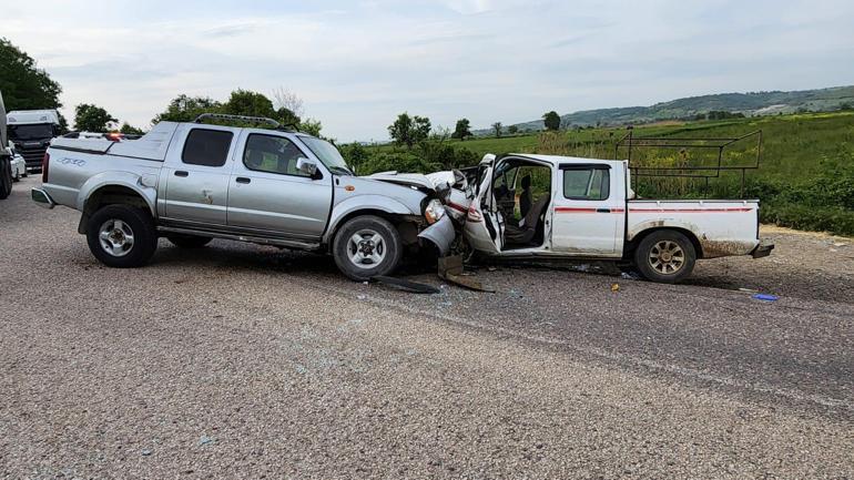 Bursada 2 kamyonetin kafa kafaya çarpışması kamerada; 1 ölü, 3 yaralı