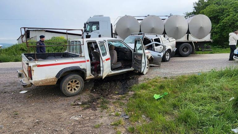 Bursada 2 kamyonetin kafa kafaya çarpışması kamerada; 1 ölü, 3 yaralı
