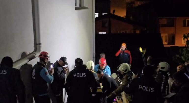 Sultanbeylide boru tamir eden kişi göçük altında kalarak yaralandı