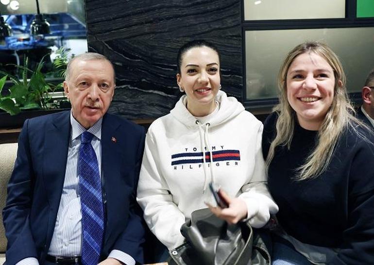 Cumhurbaşkanı Erdoğan bir kafede vatandaşlarla sohbet etti