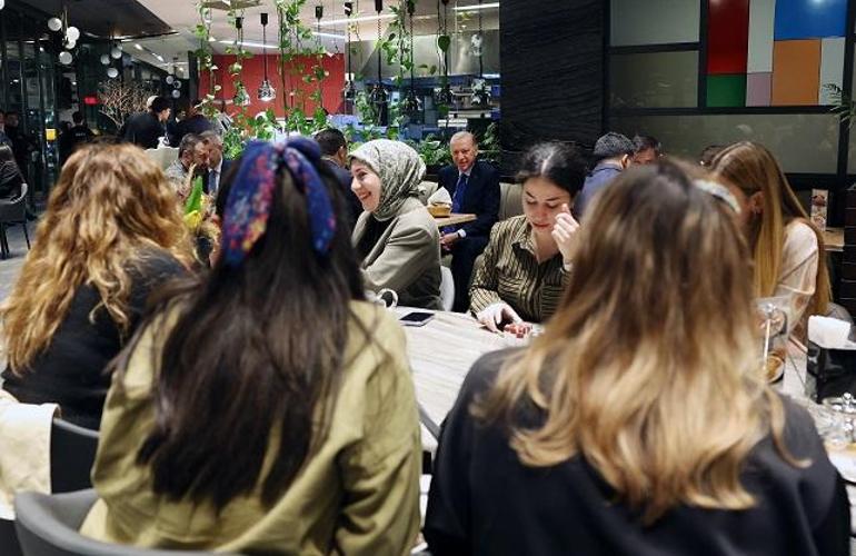 Cumhurbaşkanı Erdoğan bir kafede vatandaşlarla sohbet etti