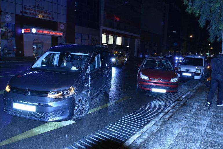 Hafif ticari araç, park halindeki 3 otomobile çarptı: 2 yaralı