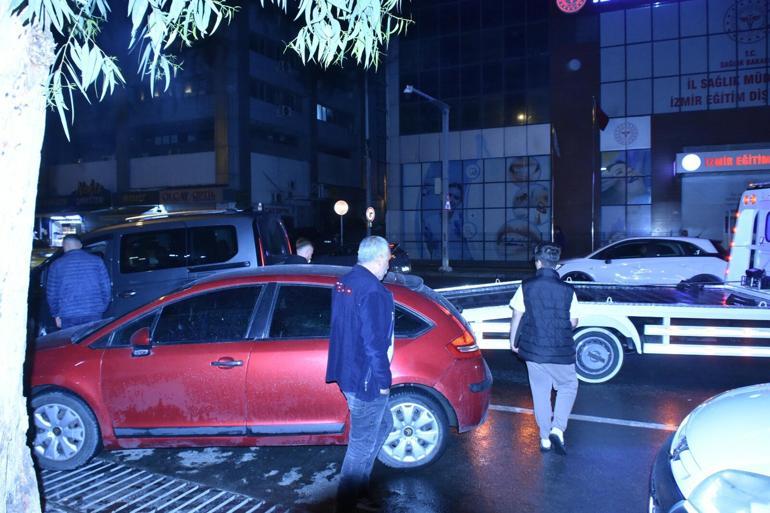 Hafif ticari araç, park halindeki 3 otomobile çarptı: 2 yaralı