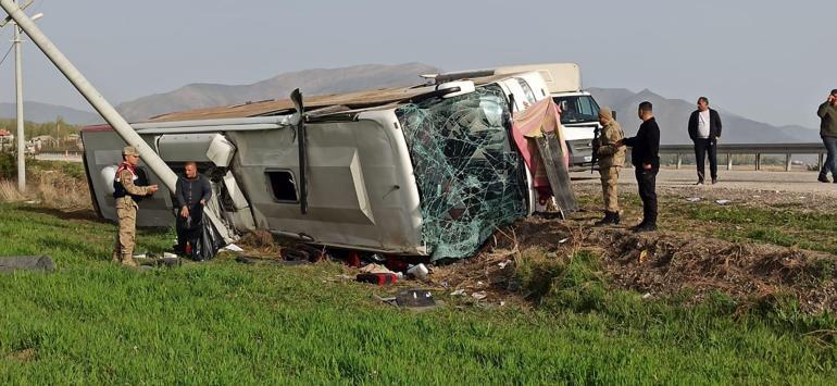 Vanda yolcu otobüsü devrildi: 28 yaralı